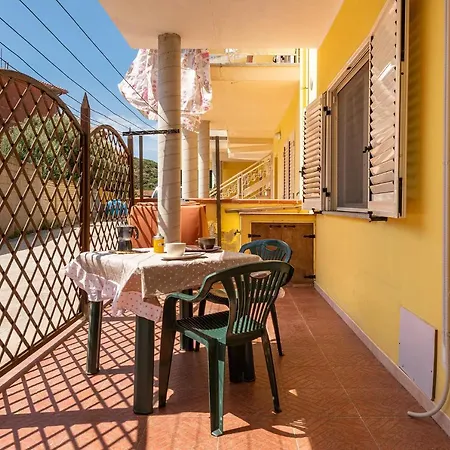 Cozy Apartment Beside Beaches 아파트